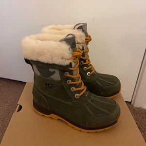 UGG Kids Boots in Olive Green and Cream